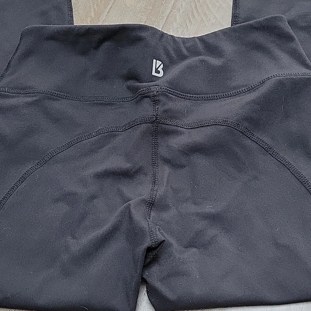 Buff Bunny Cropped Leggings - Picture 3 of 4